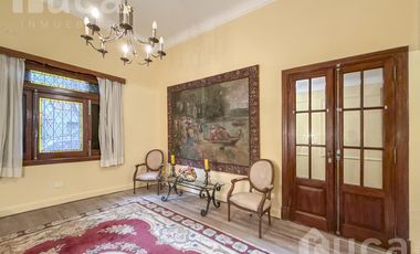Casa en venta , estilo inglés , con jardín,  en Coghlan
