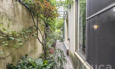 Casa en venta , estilo inglés , con jardín,  en Coghlan