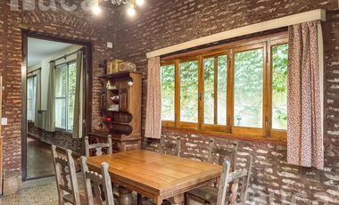 Casa en venta , estilo inglés , con jardín,  en Coghlan