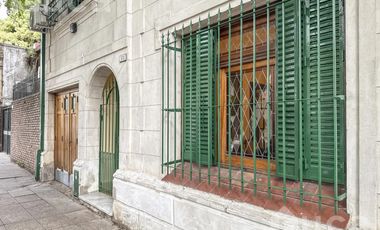 Casa en venta , estilo inglés , con jardín,  en Coghlan