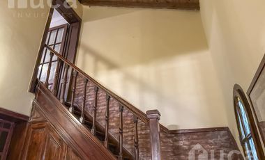 Casa en venta , estilo inglés , con jardín,  en Coghlan