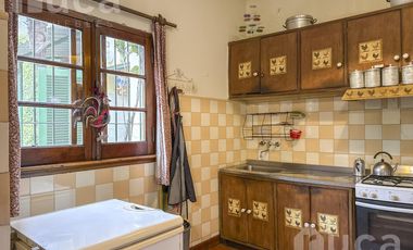 Casa en venta , estilo inglés , con jardín,  en Coghlan