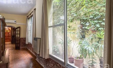 Casa en venta , estilo inglés , con jardín,  en Coghlan
