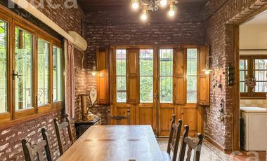 Casa en venta , estilo inglés , con jardín,  en Coghlan