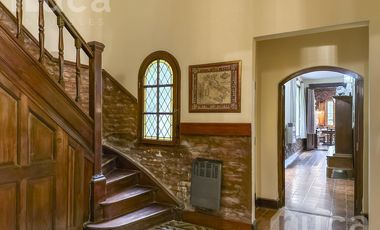 Casa en venta , estilo inglés , con jardín,  en Coghlan