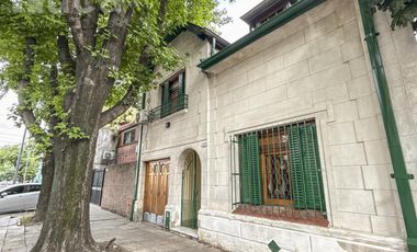 Casa en venta , estilo inglés , con jardín,  en Coghlan