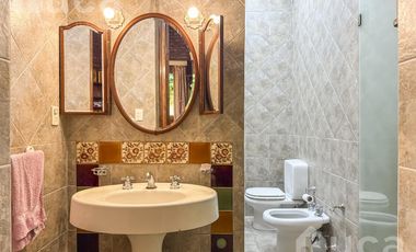 Casa en venta , estilo inglés , con jardín,  en Coghlan