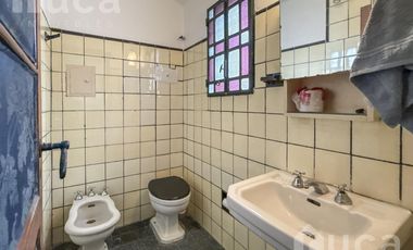 Casa en venta , estilo inglés , con jardín,  en Coghlan