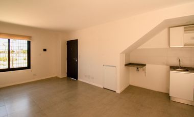 PH de un dormitorio con jardín y parrillero a metros del Río Paraná