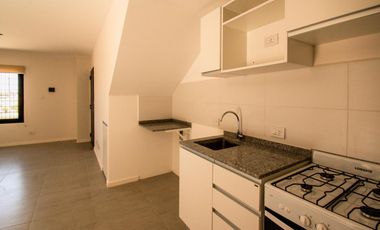 PH de un dormitorio con jardín y parrillero a metros del Río Paraná