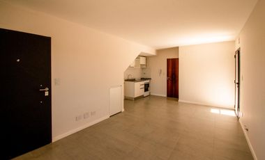 PH de un dormitorio con jardín y parrillero a metros del Río Paraná