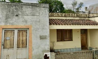 CASA CENTRICA SOBRE LOTE PROPIO DE 792m2, IDEAL INVERSOR, 3 AMBIENTES