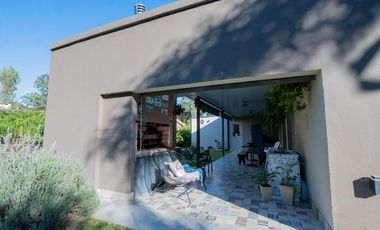 CASA DE 3 DORMITORIOS CON PILETA EN COUNTRY LOS MOLINOS