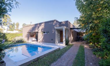 CASA DE 3 DORMITORIOS CON PILETA EN COUNTRY LOS MOLINOS