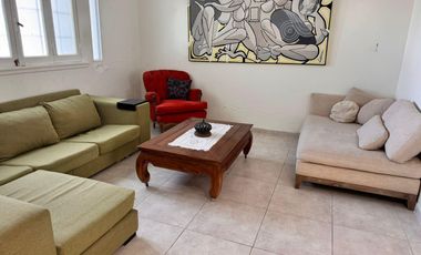 Hermosa casa con 3 dormitorios, cochera y piscina en excelente ubicacion en Banfield Oeste.