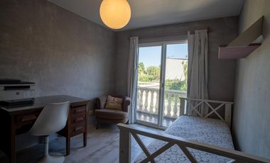 Hermosa casa con 3 dormitorios, cochera y piscina en excelente ubicacion en Banfield Oeste.
