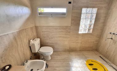 Hermosa casa con 3 dormitorios, cochera y piscina en excelente ubicacion en Banfield Oeste.