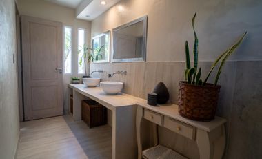 Hermosa casa con 3 dormitorios, cochera y piscina en excelente ubicacion en Banfield Oeste.
