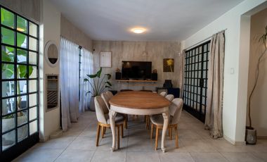 Hermosa casa con 3 dormitorios, cochera y piscina en excelente ubicacion en Banfield Oeste.