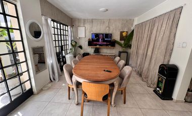 Hermosa casa con 3 dormitorios, cochera y piscina en excelente ubicacion en Banfield Oeste.