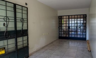 Hermosa casa con 3 dormitorios, cochera y piscina en excelente ubicacion en Banfield Oeste.