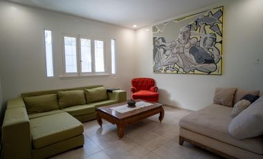 Hermosa casa con 3 dormitorios, cochera y piscina en excelente ubicacion en Banfield Oeste.