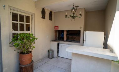 Hermosa casa con 3 dormitorios, cochera y piscina en excelente ubicacion en Banfield Oeste.