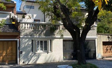 Hermosa casa con 3 dormitorios, cochera y piscina en excelente ubicacion en Banfield Oeste.