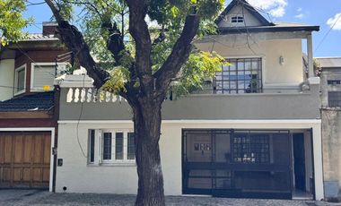 Hermosa casa con 3 dormitorios, cochera y piscina en excelente ubicacion en Banfield Oeste.