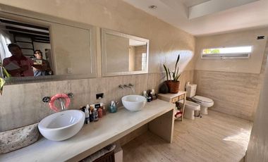 Hermosa casa con 3 dormitorios, cochera y piscina en excelente ubicacion en Banfield Oeste.
