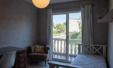Hermosa casa con 3 dormitorios, cochera y piscina en excelente ubicacion en Banfield Oeste.