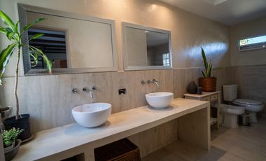 Hermosa casa con 3 dormitorios, cochera y piscina en excelente ubicacion en Banfield Oeste.
