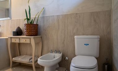 Hermosa casa con 3 dormitorios, cochera y piscina en excelente ubicacion en Banfield Oeste.