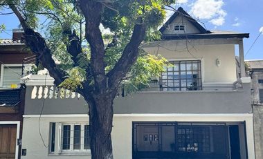 Hermosa casa con 3 dormitorios, cochera y piscina en excelente ubicacion en Banfield Oeste.