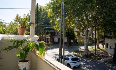 Hermosa casa con 3 dormitorios, cochera y piscina en excelente ubicacion en Banfield Oeste.