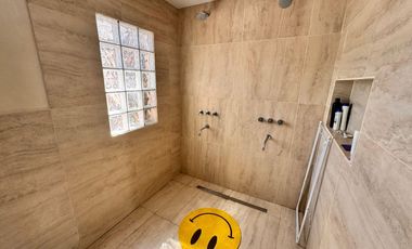 Hermosa casa con 3 dormitorios, cochera y piscina en excelente ubicacion en Banfield Oeste.