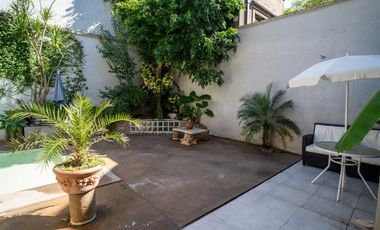 Hermosa casa con 3 dormitorios, cochera y piscina en excelente ubicacion en Banfield Oeste.