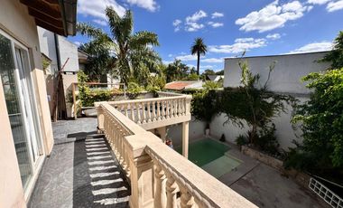 Hermosa casa con 3 dormitorios, cochera y piscina en excelente ubicacion en Banfield Oeste.