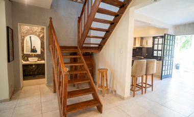 Hermosa casa con 3 dormitorios, cochera y piscina en excelente ubicacion en Banfield Oeste.