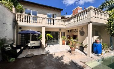 Hermosa casa con 3 dormitorios, cochera y piscina en excelente ubicacion en Banfield Oeste.