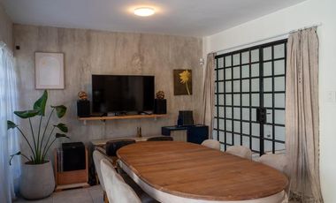 Hermosa casa con 3 dormitorios, cochera y piscina en excelente ubicacion en Banfield Oeste.