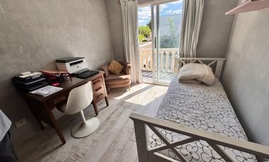 Hermosa casa con 3 dormitorios, cochera y piscina en excelente ubicacion en Banfield Oeste.