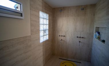 Hermosa casa con 3 dormitorios, cochera y piscina en excelente ubicacion en Banfield Oeste.