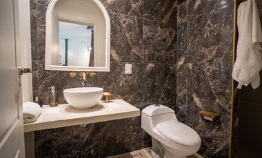 Hermosa casa con 3 dormitorios, cochera y piscina en excelente ubicacion en Banfield Oeste.