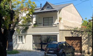 Hermosa casa con 3 dormitorios, cochera y piscina en excelente ubicacion en Banfield Oeste.