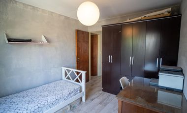 Hermosa casa con 3 dormitorios, cochera y piscina en excelente ubicacion en Banfield Oeste.