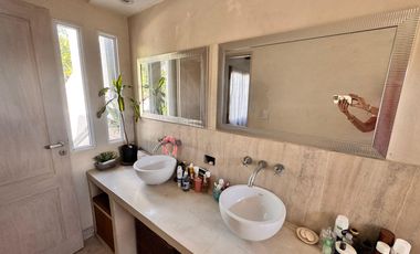 Hermosa casa con 3 dormitorios, cochera y piscina en excelente ubicacion en Banfield Oeste.