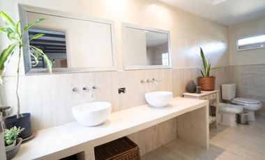 Hermosa casa con 3 dormitorios, cochera y piscina en excelente ubicacion en Banfield Oeste.