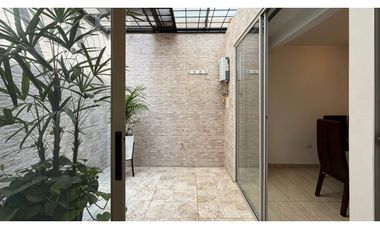 Casa remodelada con terraza en venta | Bosque de Versalles - Palmira