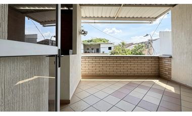 Casa remodelada con terraza en venta | Bosque de Versalles - Palmira